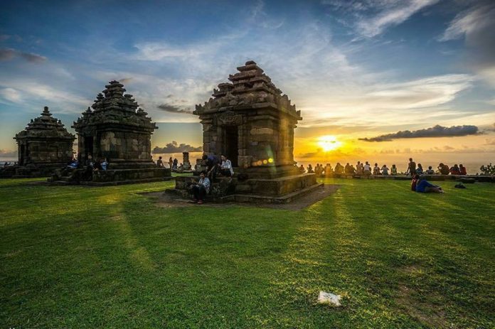 senja menawan di candi ijo