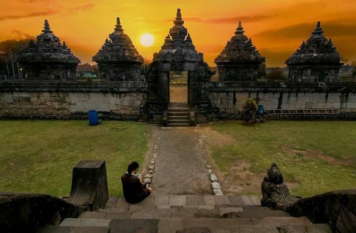 senja di candi plaosan