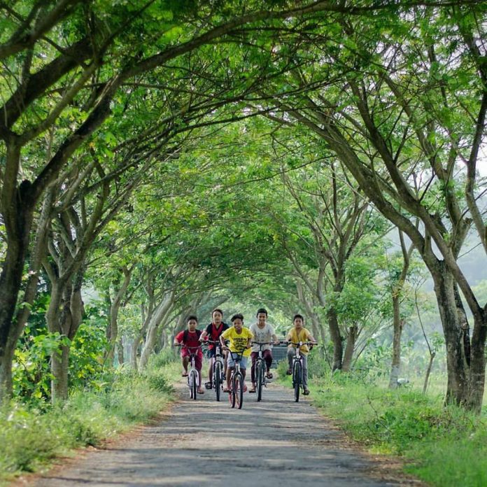 bersepeda bersama sahabat kecil