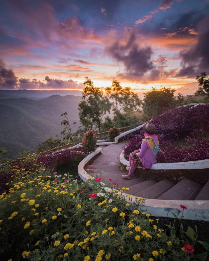 senja di kebun buah mangunan